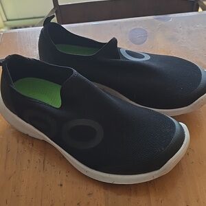 OOFOS OOMg Men's Low Lightweight Black/White Recovery Sneaker Size 9.5